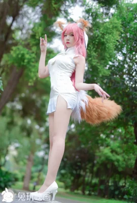 Phim thỏ Tamamo phía trước áo choàng cờ trắng