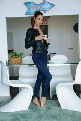Lovenia Lux – Modern Class (92 Ảnh)