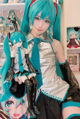 (Kururu Kurasaka) Ảnh selfie cosplay Hatsune Miku