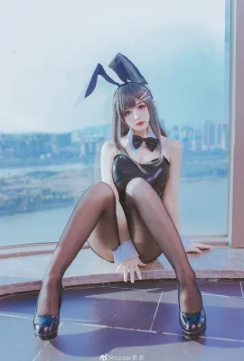 樱岛麻衣cos 学姐的黑丝长腿兔女郎 coser衣衣 (9 photos)