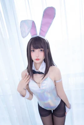 Đường cong thân dưới của “White Bunny Girl” của Mafuyu Kamikazaka nhìn từ phía sau gây choáng (74 Ảnh)