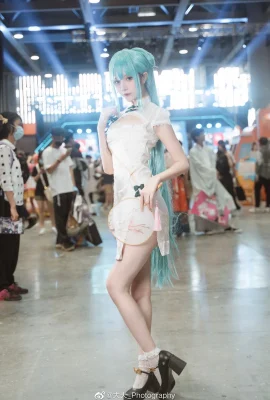 初音未来 韶华 @小娜比Nabby (摄影：@大夫_Photography) (萤火虫动漫游戏嘉年华) (8 photos)