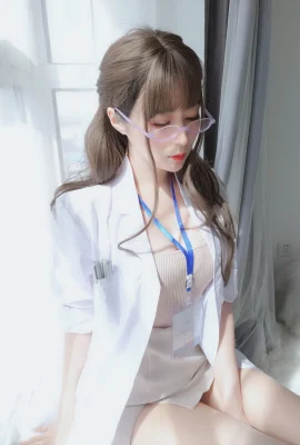 Bạc 81 “Nữ bác sĩ đeo kính” Vô hại lộ nội y gây phấn khích (73 Ảnh)