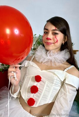 (Victoria Salvatore) Pennywise (IT)