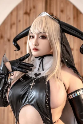 Blogger anime Cô gái xinh đẹp sama trang phục da đen gợi cảm theo chủ đề nữ tu ma quỷ với nịt tất da màu đen khoe mông và đôi chân đẹp trong bộ ảnh quyến rũ 70P