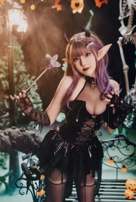 Người đẹp trực tuyến Natsuko Xia Xiazi Halloween Little Witch Chủ đề Sexy Elf mặc quần áo bằng da màu đen với vớ lụa màu đen để khoe đôi chân tuyệt đẹp của cô ấy …